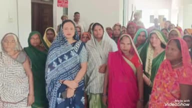 चुनार: बशारतपुर की महिलाओं ने उपजिलाधिकारी चुनार को शराब की दुकान हटाने के लिए ज्ञापन सौंपा