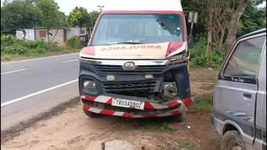 বিশালগড়: এম্বুলেন্স এর তান্ডবে তছনছ মারুতি গাড়ি ও একটি দোকানের সামনে রাখা নতুন শোকেস, ঘটনা পরিমল চৌমুহনি