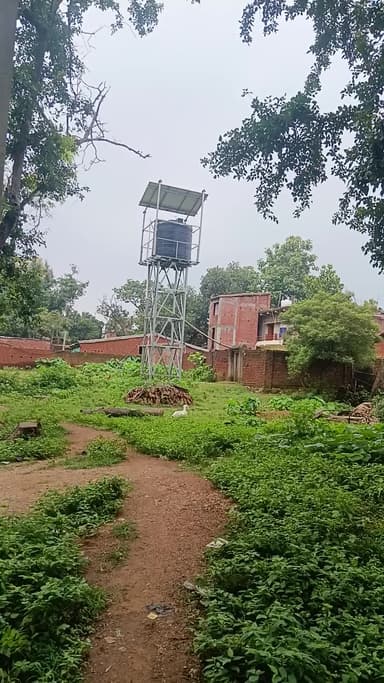 महुबना पंचायत में पानी टेकी लगवाया था महुबना गांव में बिचौलियों दुलारा कब्जा कर रखा है