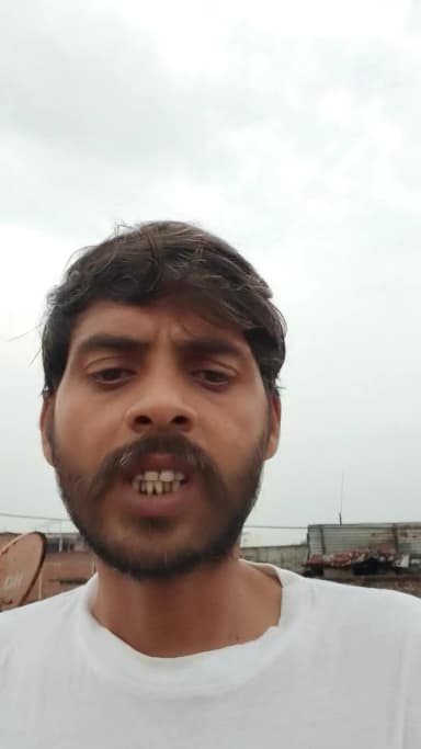 कल लखनऊ में कबाड़ियों ने स्कूल बैन पर की पत्थर बाजी