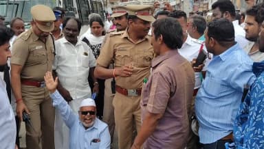 திருப்பத்தூர்: எதிர்கட்சித் தலைவர் உதயநிதி ஸ்டாலினை கைது செய்ததை கண்டித்து புதிய பேருந்து நிலையம் பகுதியில் திமுகவினர் சாலை மறியல்