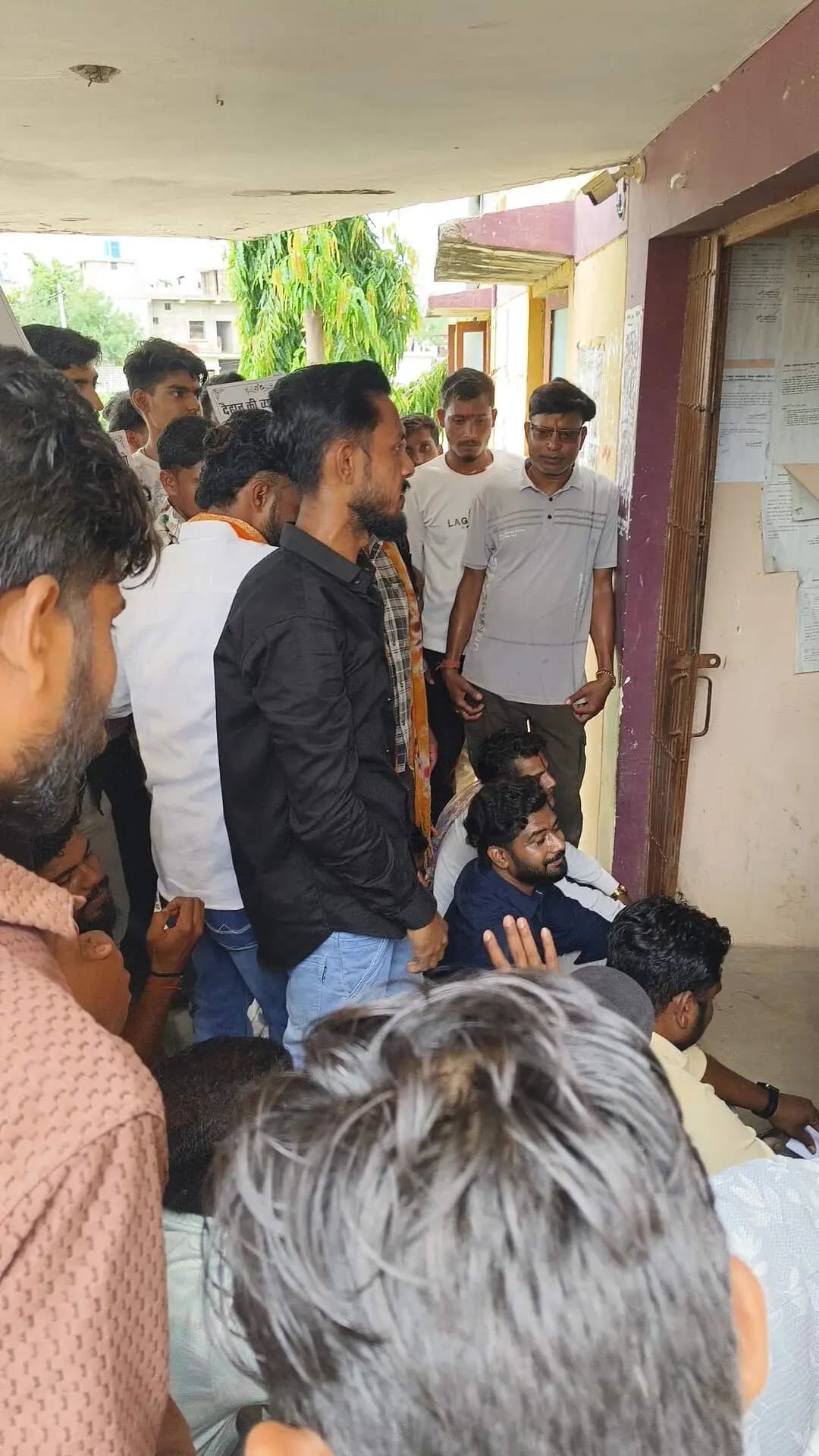 पांडाताराई के उवावो ने किया पांडाताराई मे गौठान बनाने की मांग को लेकर किया घेराव नगर पंचायत का घेराव