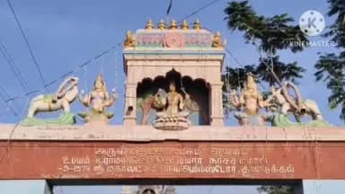 கிருஷ்ணராயபுரம்: மகாலட்சுமியை ஆலயத்தில் பக்தர்களின் தலையில் தேங்காய் உடைத்து நேர்த்திக்கடன் செலுத்தி வழிபட்டனர்.