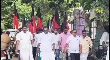 நாகப்பட்டினம்: எதிர்க்கட்சித் தலைவர் உதயநிதி ஸ்டாலின் கைது செய்யப்பட்டதற்கு கண்டனம் தெரிவித்து நாகை மாவட்ட திமுக சார்பில் சாலை மறியல் போராட்டம்