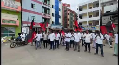 கீழ்வேளூர்: எதிர்க்கட்சித் தலைவர் உதயநிதி ஸ்டாலின் கைது செய்யப்பட்டதை கண்டித்து கீழையூர் கிழக்கு ஒன்றிய திமுக சார்பில் வேளாங்கண்ணியில் சாலை மறியல் போராட்டம்