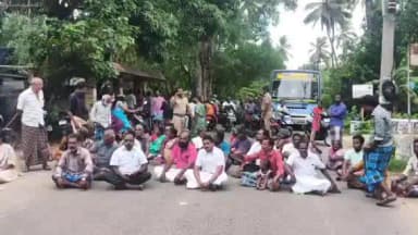 அகஸ்தீஸ்வரம்: பூச்சிவிளாகம் பகுதியில் குடியிருப்புகளை இடிக்க எதிர்ப்பு தெரிவித்து பொதுமக்கள் அதிகாரிகளை கண்டித்து சாலை மறியல்.