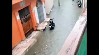 सुल्तानपुर: मूसलाधार बारिश से आधा शहर जलमग्न, घरों में घुसा पानी; मंडी में पानी में खड़े होकर सब्जी बेचने को मजबूर किसान