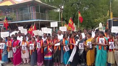 கோவில்பட்டி: பயணியர் விடுதி முன்பு தமிழக வெற்றி கழகம் சார்பில் எதிர்க்கட்சித் தலைவரை கண்டித்து கண்டன ஆர்ப்பாட்டம்
