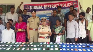 నిర్మల్: సీఈఐఆర్ పోర్టల్ ద్వారా పోగొట్టుకున్న, చోరికి గురైన 112 మొబైల్ ఫోన్లను బాధితులకు అందజేసిన ఎస్పీ జానకీ షర్మిల