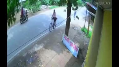 बक्सर: बाजार समिति रोड हादसे का CCTV फुटेज आया सामने, स्कूटर से गिरने के बाद ट्रैक्टर की चपेट में आया था मृतक
