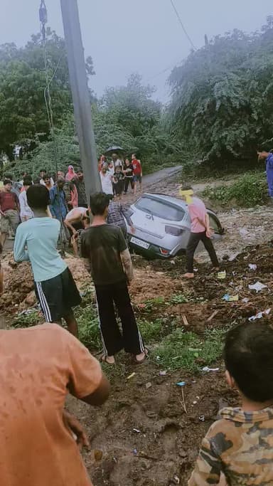 आज करकोली गांव में कार फंस गई गड़े में