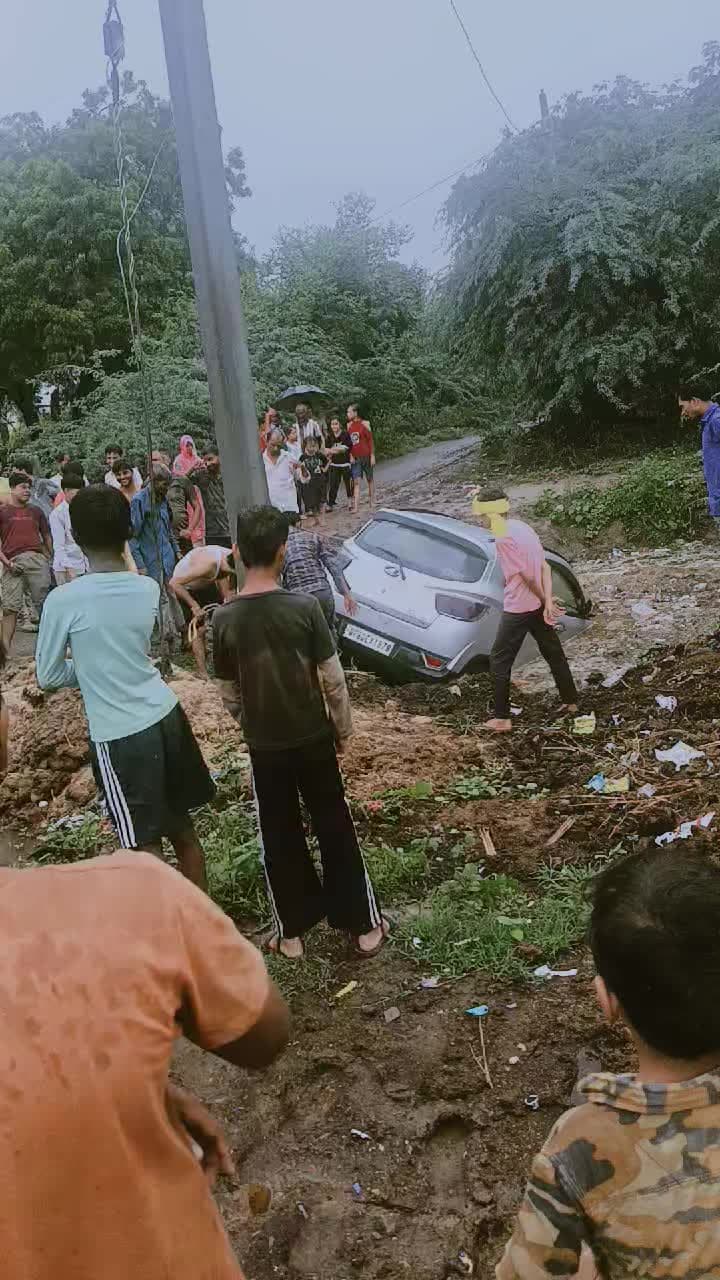 आज करकोली गांव में कार फंस गई गड़े में