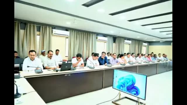 बैकुंठपुर: कोरिया जिले में साप्ताहिक समय-सीमा बैठक में कलेक्टर ने योजनाओं की प्रगति की समीक्षा की