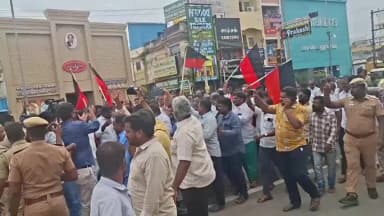 காஞ்சிபுரம்: காந்தி சாலையில் திடிரென்று சாலை மறியல் போராட்டத்தில் ஈடுபட்ட திமுகவினர்