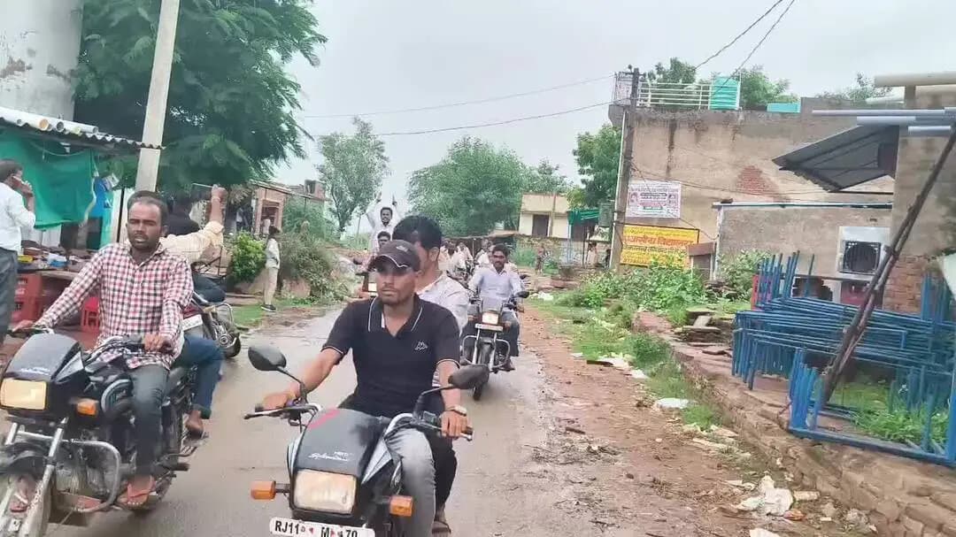 katig union gegsu masin ki hadatal chal rahi ha bari se Chilachud agai tak reli likhali h