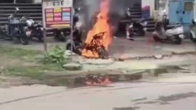 ऋषिकेश: ऋषिकेश में इलेक्ट्रिक स्कूटी बनी आग का गोला, यूनियन बैंक के सामने मिनटों में जलकर हुई राख