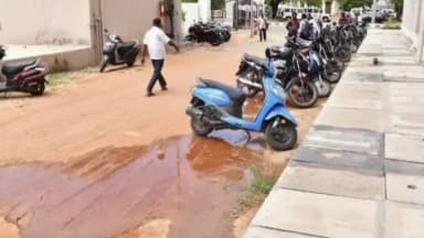 விருதுநகர்: விருதுநகர் புதிய ஆட்சியர் அலுவலக வளாகத்தில் நிரம்பி வழியும் கழிவு நீரால் பொதுமக்கள் அவதி