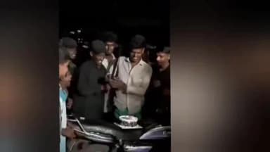 நத்தம்: நத்தம் அருகே பட்டக்கத்தியால் கேக் வெட்டி பிறந்த நாளை கொண்டாடிய வைரல் வீடியோ- 2பேரை கைது செய்து சிறையில் அடைத்த காவல்துறையினர்
