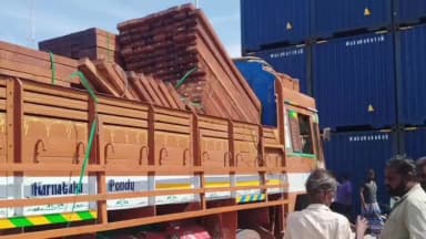 தூத்துக்குடி: கிரைன் மூலம் லாரியில் மரக்கட்டைகளை ஏற்றும் பணியின்போது ஏற்பட்ட விபத்தில் லோடுமேன் சம்பவ இடத்தில் பலி