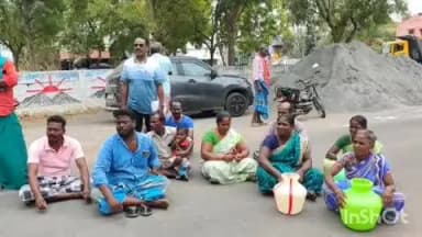 உடையார்பாளையம்: தா.பழூர் ஊராட்சி ஒன்றிய அலுவலகம் முன்பு காலிகுடங்களுடன் பொதுமக்கள் சாலை மறியல்