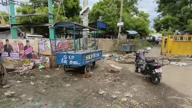 ஸ்ரீவில்லிபுத்தூர்: மீன்மார்க்கட் பகுதியில் தொடர்ந்த வியாபாரம் செய்ய தங்களுக்கு மாறுதல் தரவேண்டும் என விடுதலைசிறுத்தை கட்சியினர் மிரட்டுவதாக காவல்நிலையத்தில் புகார்