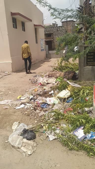 सरकारी अस्पताल के सामने बहुत कचरा पड़ा है ।जल्दी हटाया जाये।भीनमाल