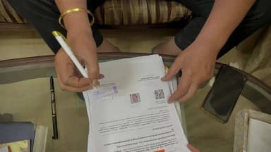 भाजपा विधायक तरविंदर सिंह मारवाह ने दिल्ली लक्ष्मी योजना के आवेदन पत्रों पर हस्ताक्षर किए