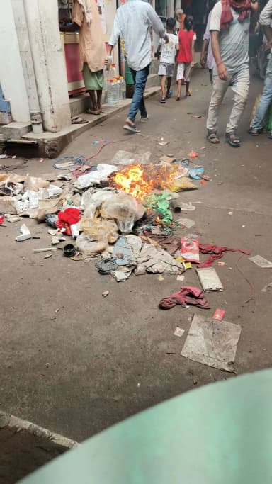 barh post office gali Nagar Palika hadtal karne per post office Gali mein kachra jamav ke Karan virodh pradarshan ho ra