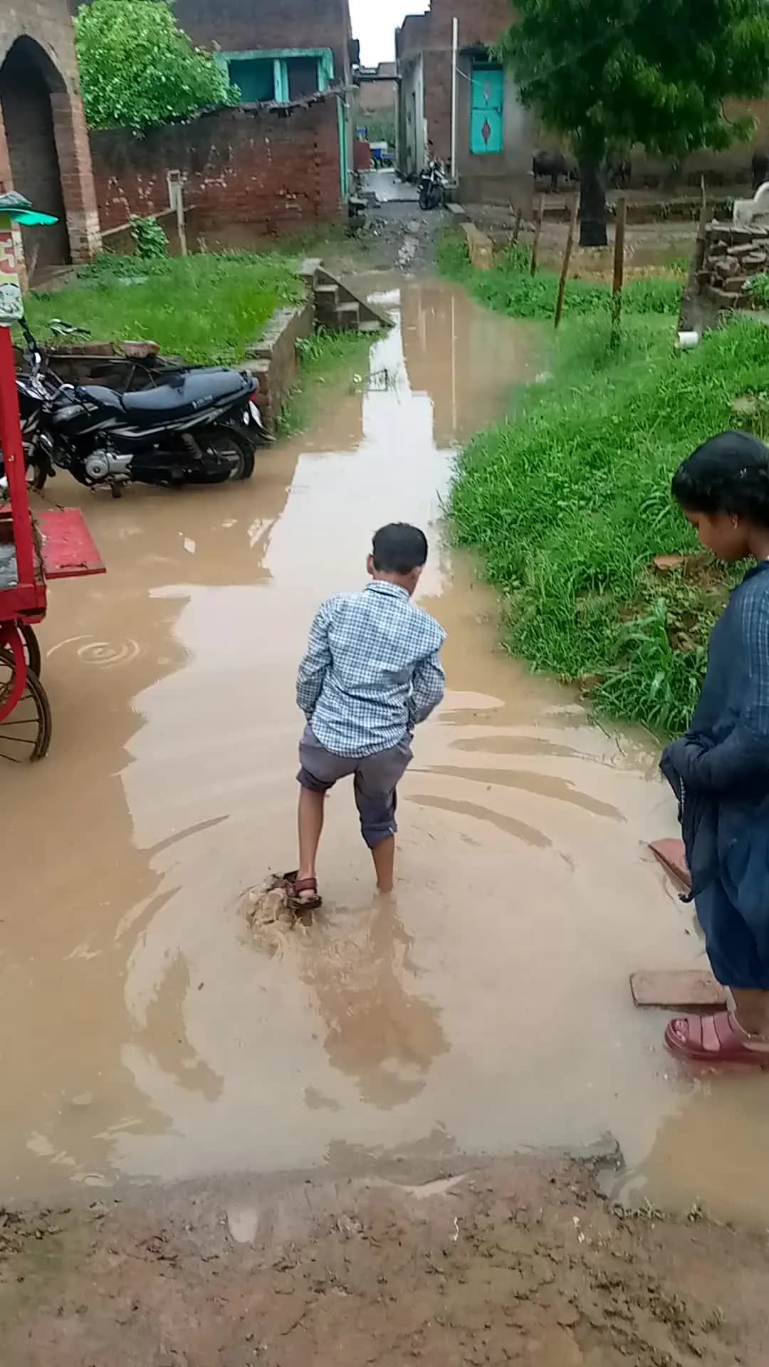 कु kothaunda@#वीडियो हमारी गली एक पखरिया वाली माता से पहले कितना पानी भरा बच्चों को स्कूल जाने में परेशानी होती है