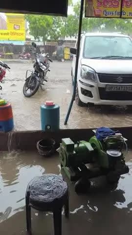 नाली की सफाई न होने के कारण बेला चौराहे की सभी दुकानों में बरसात का पानी भर जाता है जिससे दुकानदारों को काफी परेशानी हो