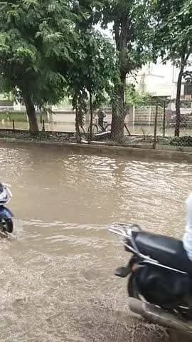 sindhiya statue DD Nagar se Maharaja complex DD Nagar ke bich mein jo road bani hai use per Pani bhara hai