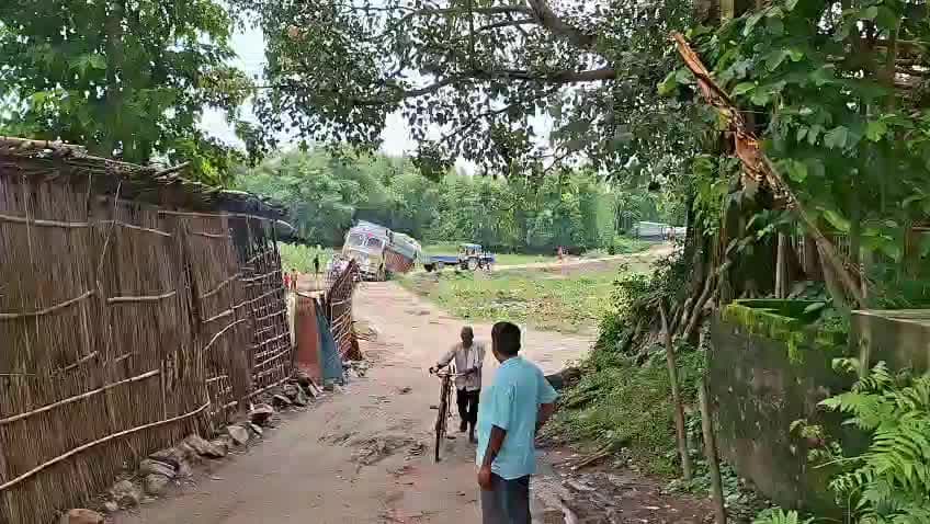 मधेपुरा में डायवर्जन बना मौत का रास्ता! 18 चक्का ट्रक धंसा, घंटों ठप रहा आवागमन