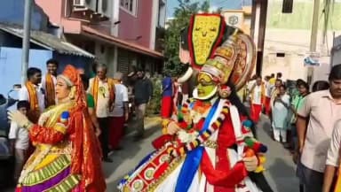சேலம்: அம்மாபேட்டை பகுதியில் பேண்ட் வாத்தியங்கள் முழங்க கதக்களி நடனத்துடன் ஆடிப் பண்டிகை முளைப்பாரி ஊர்வலம்