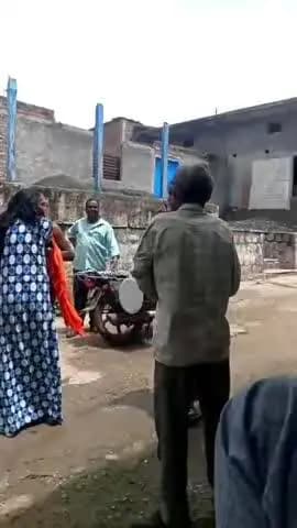 महिदपुर: महिदपुर के खुरचेनिया प्रताप में किन्नरों के दो गुटों में हिंसक विवाद, लाठी-डंडों से हमला, वीडियो वायरल