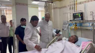 पूर्व मुख्यमंत्री अशोक गहलोत एसएमएस अस्पताल पहुँचकर पूर्व विधायक फागी एवं पूर्व संसदीय सचिव से मिलने पहुंचे जानकारी ली