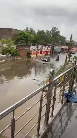 यूनिवर्सिटी बावेन रोड पर 4-5 फीट पानी भरा पड़ा हुआ है नगर पालिका की गोर लापरवाही सामने आ रही है राहगीर गिर रहे है