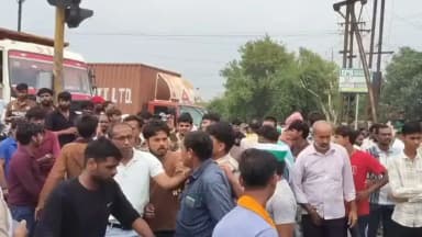 मुरैना में फूटा किसानों का गुस्सा: खाद वितरण में देरी से हुए नाराज, नेशनल हाईवे पर किया चक्काजाम