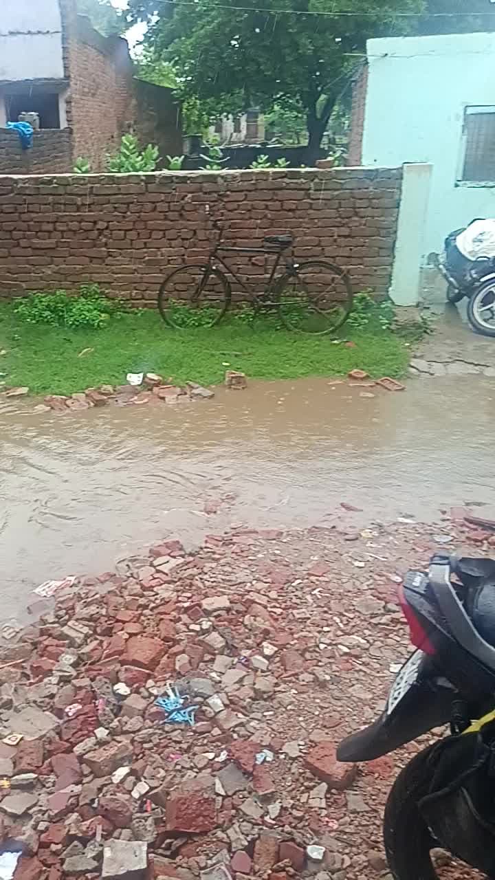 FCI chaka Naini prayagraj Mahamaya Basant ka pura barsat ke Karan road jaam ho gya