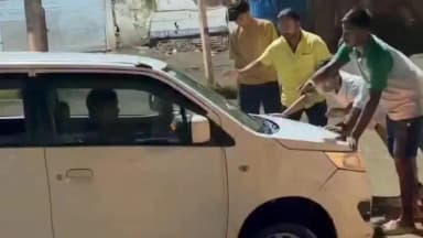 डुमरांव: विधायक बोले : पहले ही बन जानी चाहिए थी डुमरांव की सड़क : पूर्व विधायक बोले : गड्ढों में फंसे तो हमसे संपर्क करें