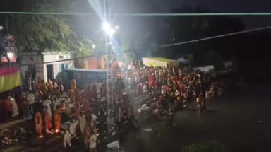 सीहोर नगर: शहर के सीवन नदी घाट पर श्रद्धालुओं की भीड़, कुबेरेश्वर धाम में जल अर्पित कर रहे