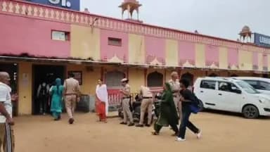 लोहारू: लोहारू में पुलिस ने नशा विरोधी अभियान तेज़ किया, खोजी कुत्तों के साथ सघन जांच कर लोगों को जागरूक किया