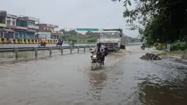 ज्ञानपुर: गोपीगंज नेशनल हाईवे 19 पर 1 किलोमीटर तक जलजमाव, हाईवे तालाब में तब्दील, अस्पताल पहुंचना हुआ मुश्किल