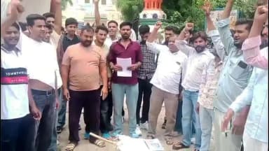 चूरू: राजकीय लोहिया कॉलेज के सामने भूख हड़ताल पर बैठे छात्रों को अस्पताल ले जाने के विरोध में एनएसयूआई ने किया प्रदर्शन
