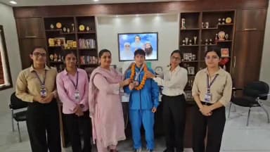 तारानगर: अंतरराष्ट्रीय वुशु प्रतियोगिता में भारत को मिला रजत पदक, MSG हाइटेक गुरुकुल गर्ल्स स्कूल तारानगर की तनवी ने जीता पदक