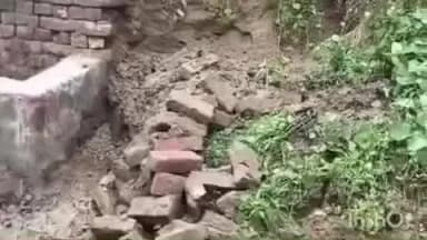 फतेहाबाद: बारिश के चलते फतेहाबाद के ग्राम खंडेर टीकतपुरा में दीवार गिरी, जनहानि नहीं हुई