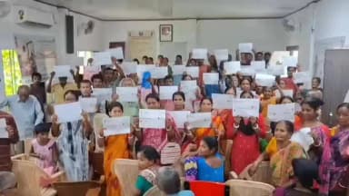 আলিপুরদুয়ার ২: পশ্চিমবঙ্গ আবাস যোজনার দ্বিতীয় কিস্তির চেক তুলে দিলেন যশোডাঙ্গা ব্লক অফিসে বিডিও