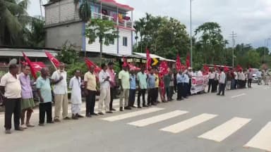 ধর্মনগর: সারা রাজ্যে বেহাল জাতীয় সড়ক সংস্কারের দাবিতে আনন্দবাজারে সিপিআইএম-এর বিক্ষোভ