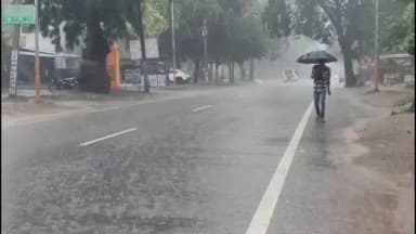 मानिकपुर: चित्रकूट में झमाझम बारिश बनी राहत और आफत, जलभराव से सड़कें तालाब में तब्दील, घरों में घुसा गंदा पानी