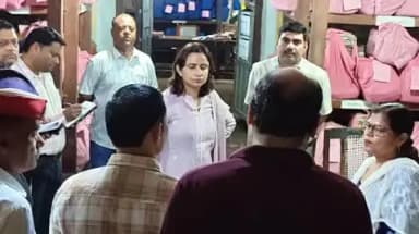 फर्रुखाबाद: जिलाधिकारी ने रिकॉर्ड रूम का निरीक्षण किया, पोस्टिड कर्मचारियों का रजिस्टर चेक कर ली जानकारी