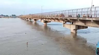 फर्रुखाबाद: जिले में चेतावनी बिंदु से 20 सेंटीमीटर ऊपर पहुंचा गंगा का जलस्तर, नरौरा बांध से गंगा में छोड़ा गया 99,297 क्यूसेक पानी